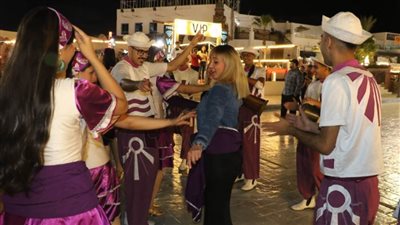 ضيوف مصر يرقصون مع فرق قصور الثقافة الشعبية في فعاليات مؤتمر المناخ