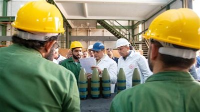 وزير الإنتاج الحربي يتابع سير العملية الإنتاجية في 