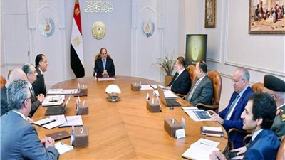 السيسي يجتمع مع رئيس الوزراء ومحافظ البنك المركزي 