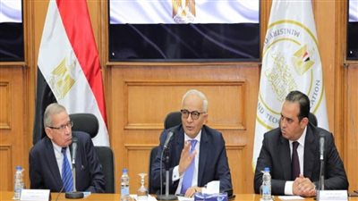 وزير التعليم يجتمع مع مديري المديريات التعليمية لمتابعة انتظام العملية التعليمية (صور)