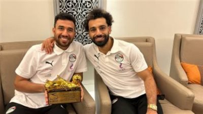 محمد صلاح يهدى جائزة أفضل لاعب لـ تريزيجيه