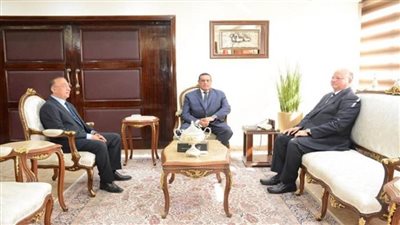 وزير التنمية المحلية يتابع مع محافظي القاهرة والإسكندرية معدلات تنفيذ المشروعات القومية ومنظومة المخلفات الجديدة 