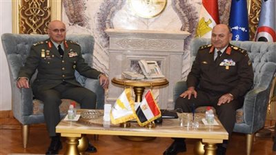 رئيس أركان حرب القوات المسلحة يلتقي قائد الحرس الوطني القبرصي (صور)
