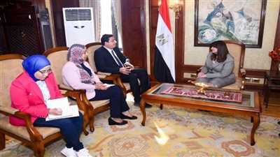 وزيرة الهجرة تلتقي أحد الخبراء المصريين بالخارج في مجال علاج السرطان (صور)