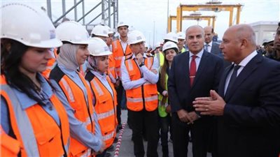 وزير النقل يتفقد الإعداد للتشغيل التجريبي لمحطة «تحيا مصر» بميناء الإسكندرية  