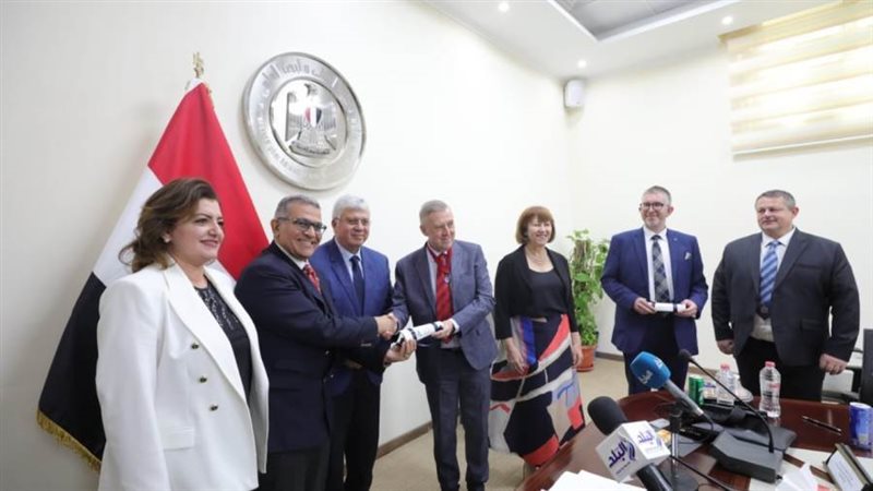 د. حيدر يتسلم شهادة