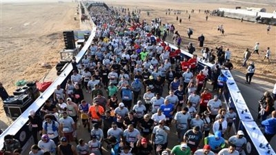 وزير الرياضة يطلق إشارة البدء لماراثون الأهرامات (صور)