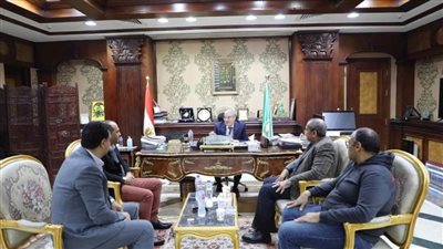 محافظ المنيا يلتقي أصحاب المنافذ التجارية للإعلان عن وضع أسعار السلع بوضوح خلال أسبوعين