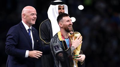 ميسي يرتدي عباءة من أمير قطر ويرفع كأس العالم 2022.. فيديو وصور