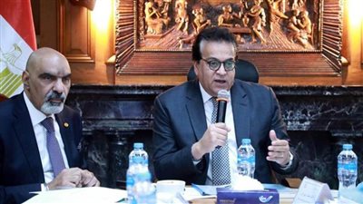 وزير الصحة يوجه بالاستمرار في تقديم الخدمات التأمينية  