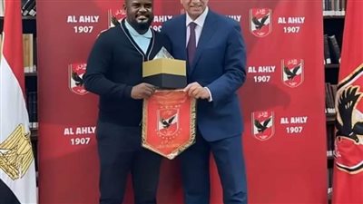 الخطيب يستقبل فلافيو ويهديه درع وقميص الأهلي