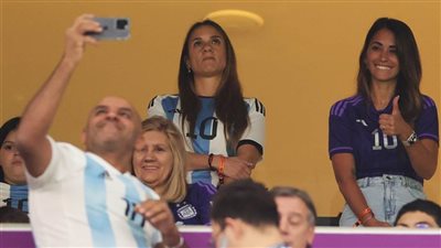 الأرجنتين ضد كرواتيا.. أنتونيلا ووالدة ميسي يساندان التانجو من المدرجات 