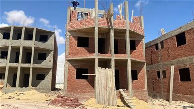 بالمستندات والصور..بناء دون تراخيص وعقود عملاء «مشكوك فيها».. مخالفات بالجملة في «الربوة الهادئة» بمطروح