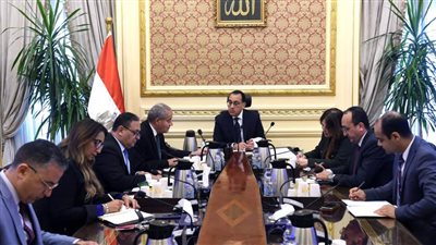رئيس الوزراء يتابع مع وزير التموين موقف توافر السلع في الأسواق