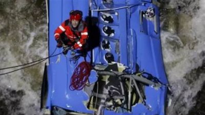 إسبانيا: مصرع وإصابة 9 أشخاص جراء سقوط حافلة في نهر