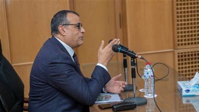 وزير الإنتاج الحربى يتفقد المركز الطبى التخصصى