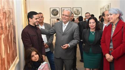 رئيس قطاع الفنون التشكيلية يفتتح الدورة (33) من صالون الشباب