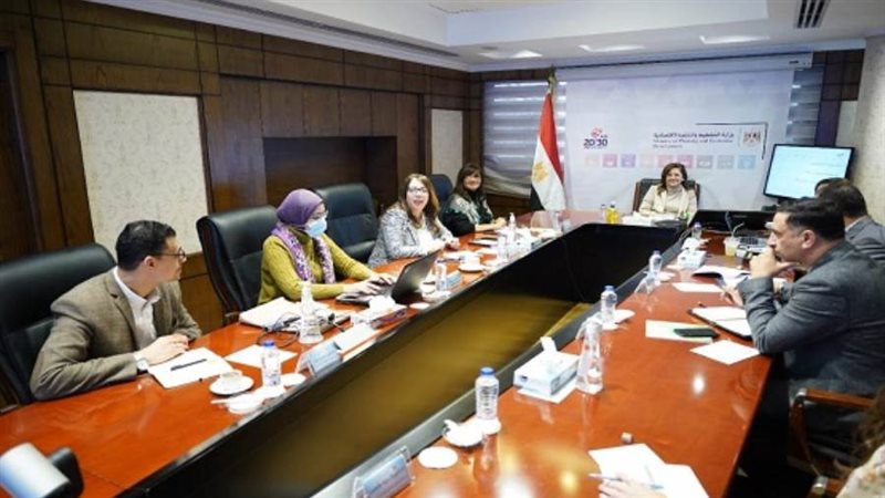وزيرة التخطيط تتابع