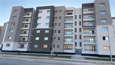 وزير الإسكان يستعرض الموقف التنفيذي للمشروعات السكنية والمرافق بمدينة العبور الجديدة (صور)