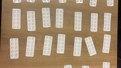 إحباط تهريب 45 سلاحا أبيض و240 قرصا مخدرا في مطار القاهرة