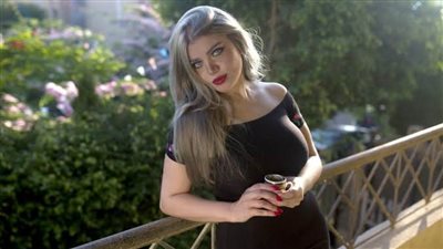 ياسمين الخطيب تثير الجدل بالاسود اللامع