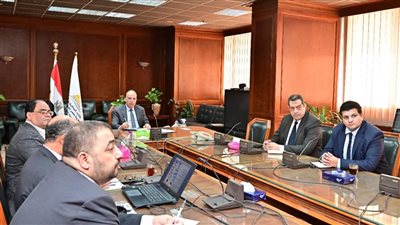 سويلم يتابع موقف مشروعات تأهيل وصيانة المنشآت المائية الكبرى