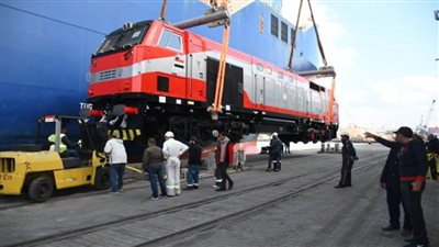 وزير النقل يعلن وصول أول جرار أمريكي جديد إلى ميناء الإسكندرية (صور)