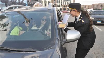 رجال أمن القاهرة يشاركون المواطنين احتفالاتهم بعيد الشرطة بتوزيع الهدايا والحلوى