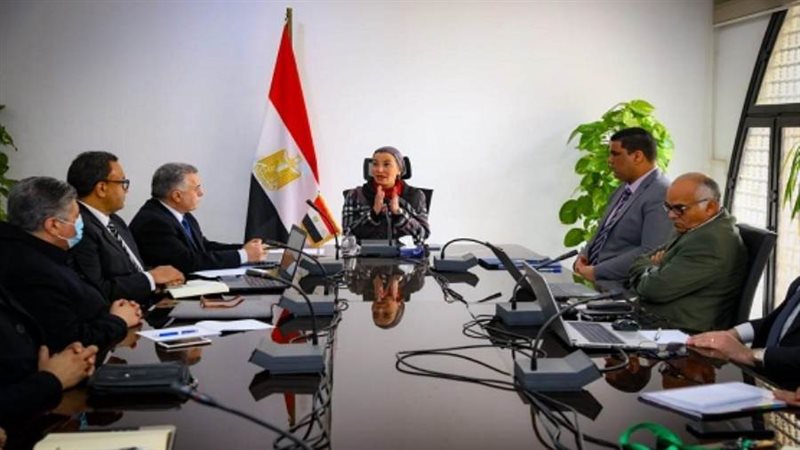 وزيرة البيئة تبحث