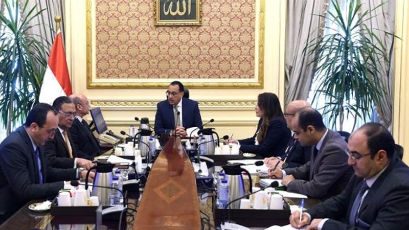 رئيس الوزراء يستعرض
