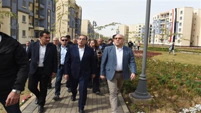 رئيس الوزراء يتفقد المشروعات الجاري تنفيذها بمدينة 