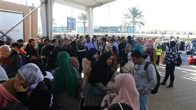 إقبال كبير من الجمهور على معرض الكتاب بعد فتح ابوابه في اليوم الأول