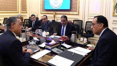 رئيس الوزراء يتابع مع رئيس هيئة الاستثمار جهود دعم وتهيئة مناخ الاستثمار في مصر (صور)