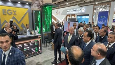  مدبولي يتفقد جناح البورصة المصرية بمعرض القاهرة الدولي للكتاب (صور)