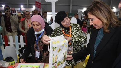وزيرة الثقافة تتفقد معرض القاهرة الدولي للكتاب في أول أيام فتح أبوابه للجمهور 