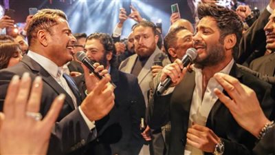 بالصور.. لأول مرة لقاء قطبي الغناء عمرو دياب وتامر حسنى في حفل زفاف أحمد عصام