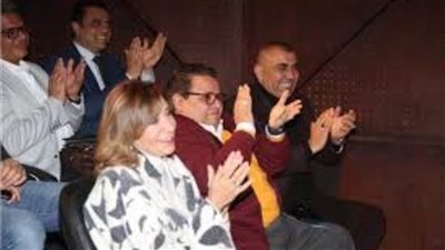 وزيرة الثقافة تشارك أبطال العرض المسرحي 