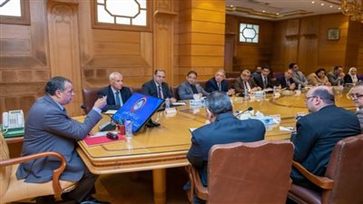 وزير الإنتاج الحربي يجتمع مع الأمانة الفنية للجنة الوزارية للإنتاج (صور)