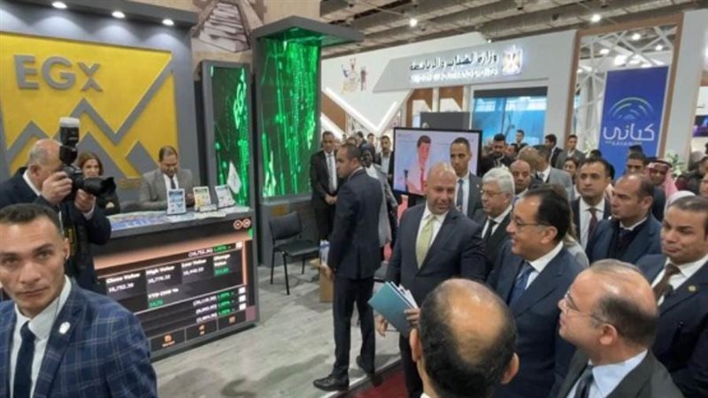 مدبولي يتفقد جناح