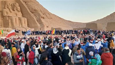 أمام حدث تابعه العالم وشهده الآلاف.. عروض فلكلورية لفرق مهرجان أسوان في تعامد الشمس على قدس الأقداس
