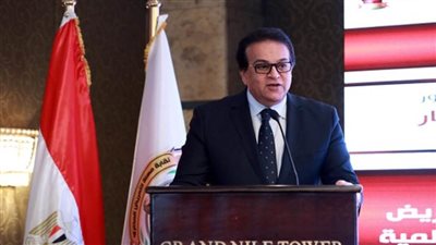 وزير الصحة يؤكد على الدور المحوري لمهنتي التمريض والقبالة في مصر (صور)