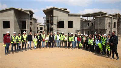 طلاب كلية الهندسة بالجامعة الأمريكية في زيارة ميدانية لموقع «CREEK TOWN»