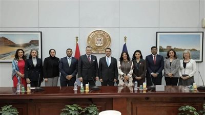 وزير السياحة والآثار يستقبل وفد من غرفة التجارة الأمريكية بالبحرين 