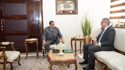وزير التنمية المحلية يبحث مع محافظ الفيوم معدلات تنفيذ الخطة الاستثمارية