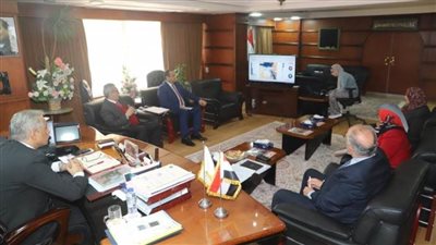  وزير القوى العاملة يُشاهِد عرضا لـ