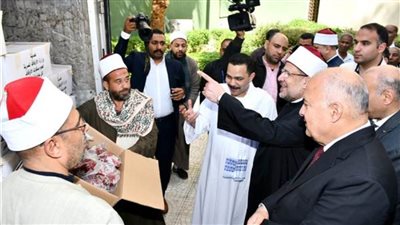 وزير الأوقاف ومحافظ قنا يتفقدان توزيع 2 طن من لحوم الصكوك