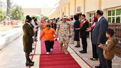 القوات المسلحة تنظم زيارة لأبطال قادرون باختلاف بالجيش الثاني الميداني (صور)