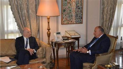 شكري يناقش مع نظيره اليوناني سبل تعزيز العلاقات بين البلدين