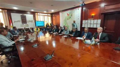 محافظ الأقصر يستعرض لوفد برلماني المشروعات التنموية 