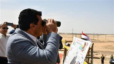 وزير الرياضة ومحافظ الوادي الجديد يضعان حجر الأساس لإنشاء مضمار الهجن والفروسية الدولي (صور)